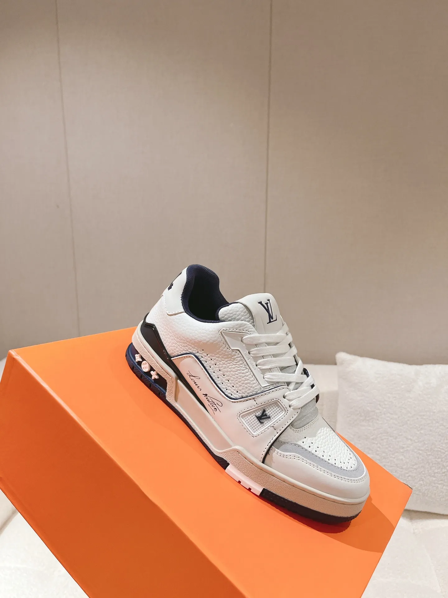 👟👟Ex-factory price 840👟👟 Women's shoes, women's clothing, top version of LV TRAINER basketball series sneakers, original 1:1 disassembly, official website limited edition retro basketball sneakers! Both the high-top and low-top models spent money to purchase 1:1 accurate reproductions of the originals, and all the details are flawless! The upper material is exclusively customized first-layer cowhide, the inside is breathable 3D mesh material, the sole is T👟👟 ex-factory price U, non-slip, anti-yellowing and high temperature resistant. Exclusively customized materials, women’s size 35-40, men’s size 39-45
